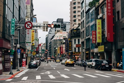 白天城市道路上的汽车